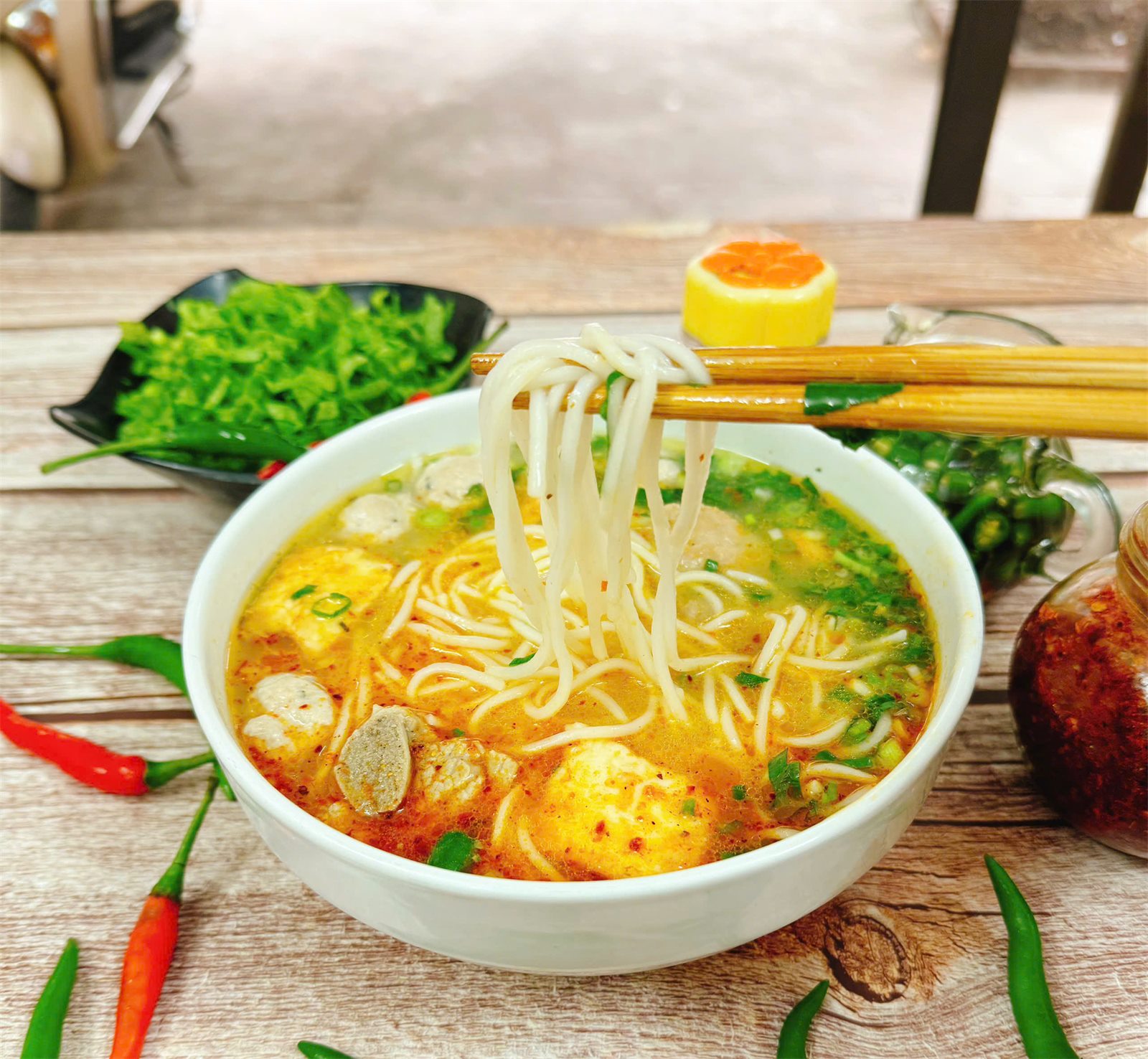 Tô cháo bánh canh Quảng Bình nóng hổi, sợi bánh trắng mềm, chả quết và hành lá
