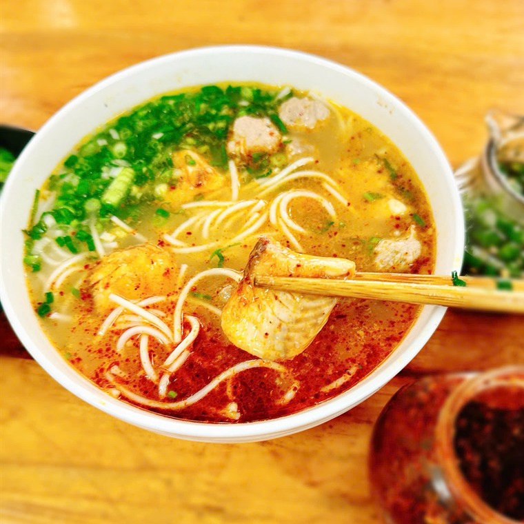 Tô bánh canh cá lóc với miếng cá lóc đồng trắng ngọt