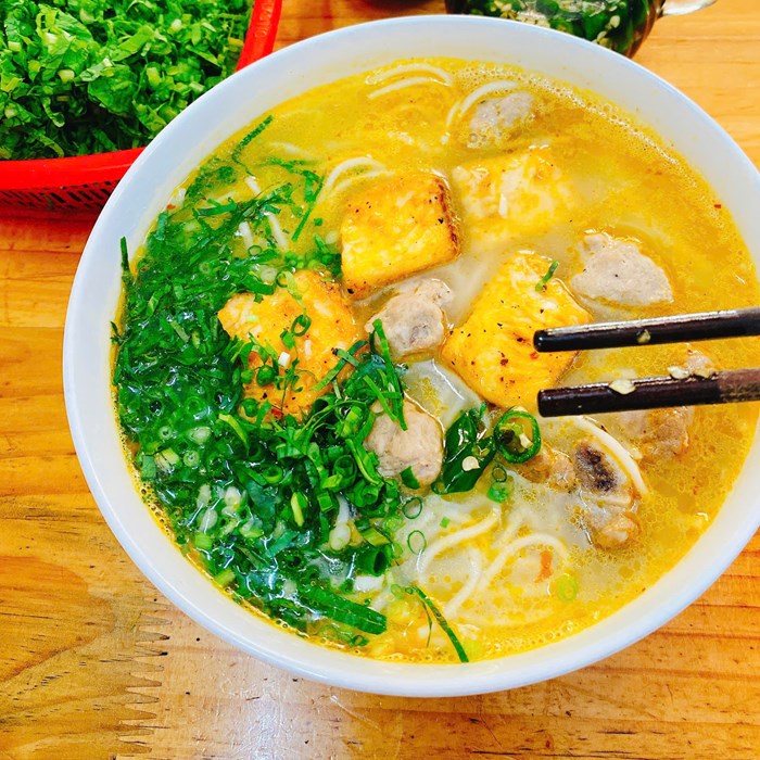 Tô bánh canh đặc biệt đầy đủ sườn, cá lóc và chả quết